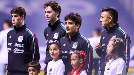 Al ser menor de edad, Gilberto Mora no luce la marca de "Caliente" en la chamarra de la Selección Mexicana.