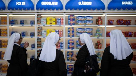 Comerciantes y fieles en Chiclayo, Perú, preparan recuerdos y productos temáticos a la espera de la confirmación de la visita del papa León XIV.