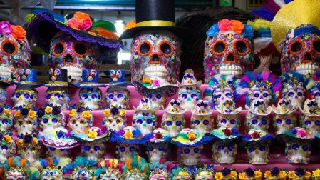 Comerciantes ofrecen diversos artículos para las celebraciones de Día de Muertos en el Mercado de Jamaica.