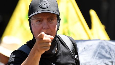 Manifestantes participan en una movilización en Colombia y portan pancartas, banderas y consignas de rechazo a las políticas del Gobierno.