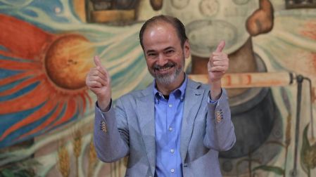 Durante la entrega del premio Carlos Fuentes en Bellas Artes, el escritor cuestionó las carencias culturales y pidió mejores condiciones para la crítica.