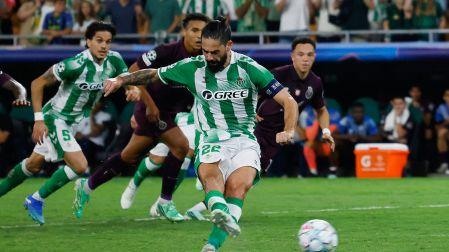 Isco anotó de penal para hacer el 3-2 a favor del Betis sobre el Porto en la Champions League
