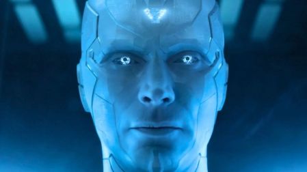 Primer plano de Vision Blanco, interpretado por Paul Bettany, con rostro sintético, ojos brillantes e iluminación azul en WandaVision.