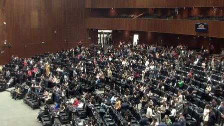 Tras su aval en lo general, arrancó en el Salón de Plenos la discusión de las reservas a diversos artículos, con más de 200 oradores en lista.