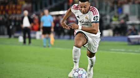 Kylian Mbappé jugando.