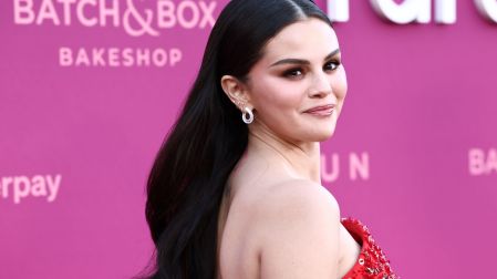 Selena Gomez lució un hermoso vestido rojo durante la gala Rare Impact Fund
