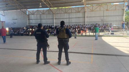 Policías hablan con alumnos de una telesecundaria