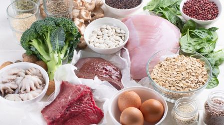 La vitamina C favorece la absorción del hierro no hemo, presente principalmente en alimentos vegetales y productos fortificados.