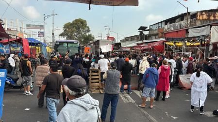 Bloqueo de comerciantes en Mercado San Juan
