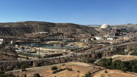 El programa busca retirar 100 mil toneladas de suelo contaminado y recuperar las condiciones ambientales de una región afectada desde agosto de 2014.
