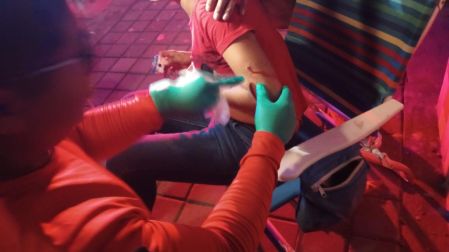 Aparentemente, la agresora alcanzó a escapar, aunque las autoridades llegaron al sitio para tratar de localizarla.