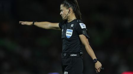 Karen Hernández pitando en Liga MX