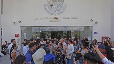 Medios de comunicación y ciudadanos reunidos afuera de los Juzgados de Control y Juicio Oral Distrito 1 tras liberación de detenidos en Jalisco.