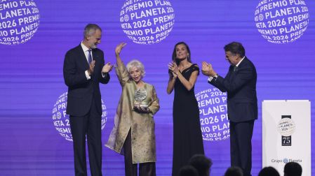 Winner of Spain's 2026 Premio Planeta Award, Chilean writer Isabel Allende (2L), waves after receiving the trophy from Spain's King Felipe VI (L) and Queen Letizia during the ceremony of the 75th edition of the "Premio Planeta" award at the Fira convention center in Barcelona on October 15, 2026. (Photo by Lluis GENE / AFP)