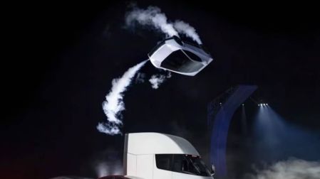 El nuevo Tesla Roadster se elevó y permaneció suspendido por unos segundos durante su presentación.