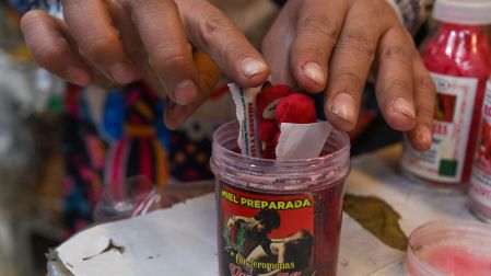 TOLUCA, ESTADO DE MÉXICO, 13FEBRERO2024.-  Para el Día del Amor y la Amistad muchas personas recurren a diversos rituales que son utilizados para tener suerte en amor, como jabones, chupamirtos, amuletos, feromonas, velas, sales de baño, colonias, entre otros, en el Mercado 16 de Septiembre se pueden adquirir estos productos, en Plantas Medicinales “Tere”, quienes buscan más ayuda de estos rituales con las mujeres, que buscan el amor, amarres, reconciliaciones, entre otras cosas, los precios van desde los 30 pesos hasta los 100 pesos. FOTO: CRISANTA ESPINOSA AGUILAR /CUARTOSCURO.COM