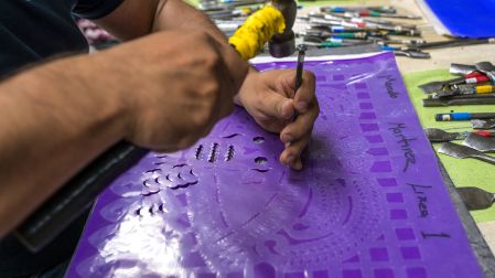 El papel picado artesanal de San Salvador Huixcolotla, Puebla, se exhibe en distintos colores y diseños durante los preparativos para el Día de Muertos.