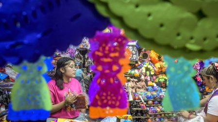 El papel picado artesanal de San Salvador Huixcolotla, Puebla, se exhibe en distintos colores y diseños durante los preparativos para el Día de Muertos.