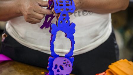 El papel picado artesanal de San Salvador Huixcolotla, Puebla, se exhibe en distintos colores y diseños durante los preparativos para el Día de Muertos.