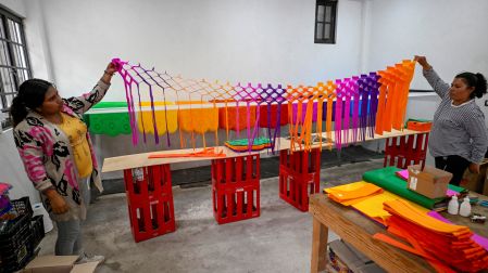 El papel picado artesanal de San Salvador Huixcolotla, Puebla, se exhibe en distintos colores y diseños durante los preparativos para el Día de Muertos.