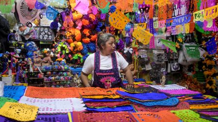 El papel picado artesanal de San Salvador Huixcolotla, Puebla, se exhibe en distintos colores y diseños durante los preparativos para el Día de Muertos.