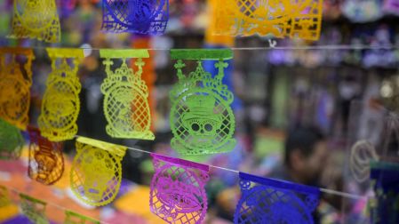 El papel picado artesanal de San Salvador Huixcolotla, Puebla, se exhibe en distintos colores y diseños durante los preparativos para el Día de Muertos.