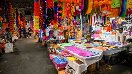El papel picado artesanal de San Salvador Huixcolotla, Puebla, se exhibe en distintos colores y diseños durante los preparativos para el Día de Muertos.
