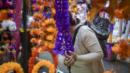 El papel picado artesanal de San Salvador Huixcolotla, Puebla, se exhibe en distintos colores y diseños durante los preparativos para el Día de Muertos.