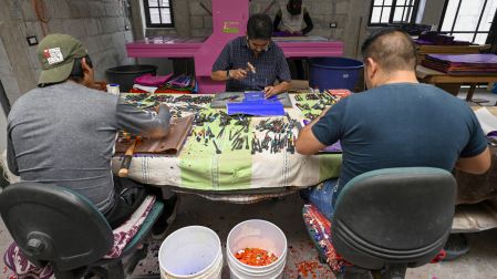 El papel picado artesanal de San Salvador Huixcolotla, Puebla, se exhibe en distintos colores y diseños durante los preparativos para el Día de Muertos.
