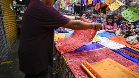 El papel picado artesanal de San Salvador Huixcolotla, Puebla, se exhibe en distintos colores y diseños durante los preparativos para el Día de Muertos.
