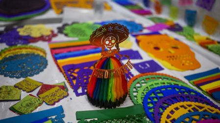 El papel picado artesanal de San Salvador Huixcolotla, Puebla, se exhibe en distintos colores y diseños durante los preparativos para el Día de Muertos.