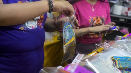 El papel picado artesanal de San Salvador Huixcolotla, Puebla, se exhibe en distintos colores y diseños durante los preparativos para el Día de Muertos.