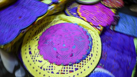 El papel picado artesanal de San Salvador Huixcolotla, Puebla, se exhibe en distintos colores y diseños durante los preparativos para el Día de Muertos.
