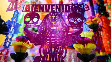 El papel picado artesanal de San Salvador Huixcolotla, Puebla, se exhibe en distintos colores y diseños durante los preparativos para el Día de Muertos.