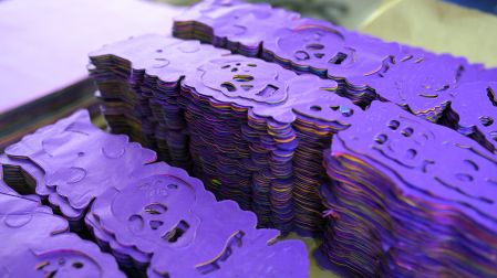 El papel picado artesanal de San Salvador Huixcolotla, Puebla, se exhibe en distintos colores y diseños durante los preparativos para el Día de Muertos.
