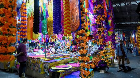 El papel picado artesanal de San Salvador Huixcolotla, Puebla, se exhibe en distintos colores y diseños durante los preparativos para el Día de Muertos.