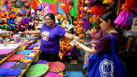 El papel picado artesanal de San Salvador Huixcolotla, Puebla, se exhibe en distintos colores y diseños durante los preparativos para el Día de Muertos.