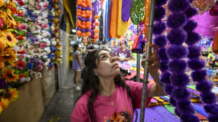 El papel picado artesanal de San Salvador Huixcolotla, Puebla, se exhibe en distintos colores y diseños durante los preparativos para el Día de Muertos.