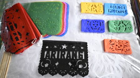 El papel picado artesanal de San Salvador Huixcolotla, Puebla, se exhibe en distintos colores y diseños durante los preparativos para el Día de Muertos.