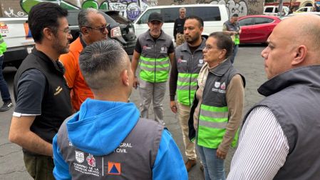 Bomberos, policías, personal de la alcaldía Cuauhtémoc y de Protección Civil, atendieron la emergencia
