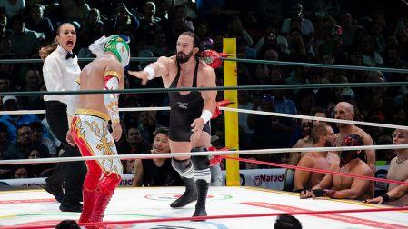El luchador PAC lució la playera de la selección del Reino Unido y después se la lanzó a Místico durante el Grand Prix 2026 del CMLL