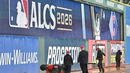 Personal trabajó para tener en buenas condiciones el campo del Progressive Field