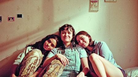 Fernanda Tovar, directora de Chicas tristes, con su elenco.