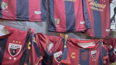 Tras años de ausencia, comerciantes regresan a la explanada del Estadio Banorte para vender sus productos.