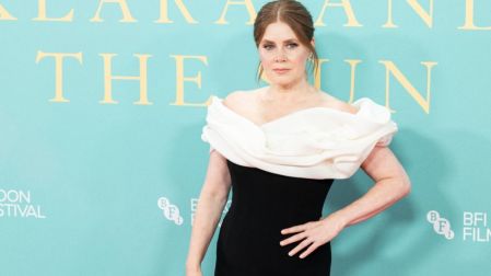 El valioso gesto de Amy Adams al director Taika Waititi en la alfombra roja