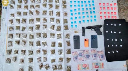 A los sospechosos se les aseguró un arma de fuego, diversas dosis de narcóticos y equipos celulares