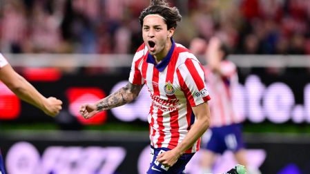 Jordan Carrillo celebra su primer gol con Chivas en el empate ante Tigres