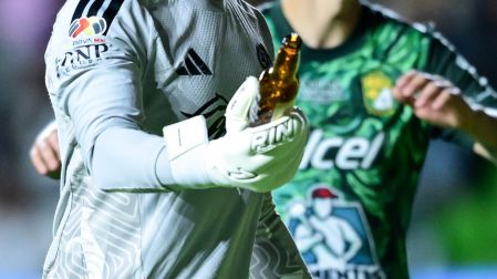 Luis Malagón durante partido entre León y América disputado en el Estadio Nou Camp.