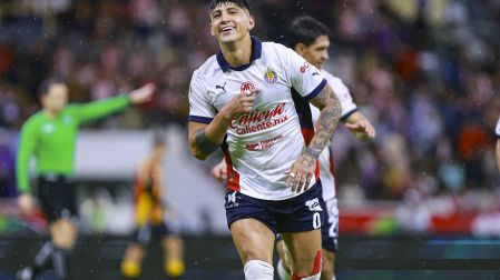 Alan Pulido celebrando un gol con Chivas