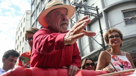 Brazil's President and presidential candidate Luiz Inacio Lula da Silva of the Workers' Party (PT) attends a campaign rally in Juiz de Fora, Minas Gerais state, Brazil, on October 16, 2026, ahead of last round of the presidential runoff election. (Photo by MAURO PIMENTEL / AFP)